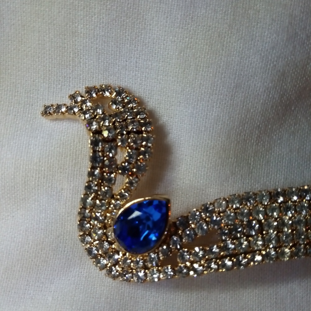 EXQUISITE GG SPARKLING CRYSTAL ON GOLD TONE SWAN